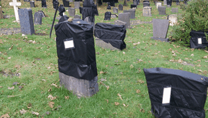 Норвежцам напомнили о сроке аренды могил темными пакетами