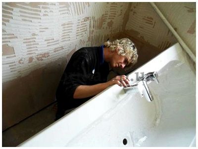 Как осуществить крепление ванной к стене