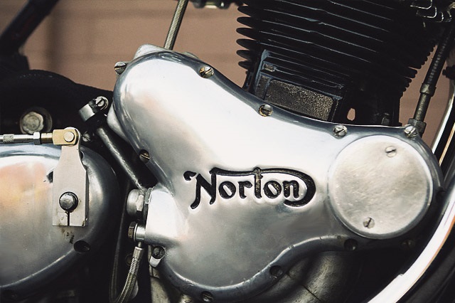 Кафе рейсер Norton Commando 850
