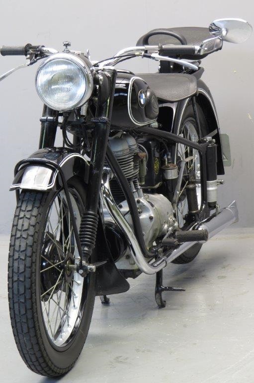 Старинный мотоцикл BMW R25/2 1951