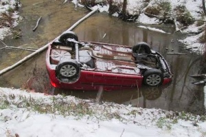 В Пружанском районе Peugeot вылетел с дороги, перевернулся и упал в воду