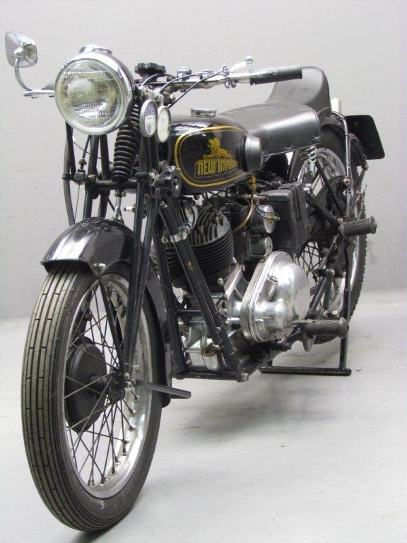 Старинный мотоцикл New Imperial M80 1935
