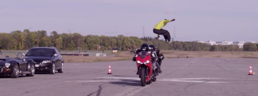 Прыжок через два мотоцикла (видео)