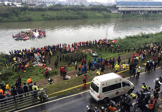 Количество жертв аварии самолета на Тайване возросло до 32 человек