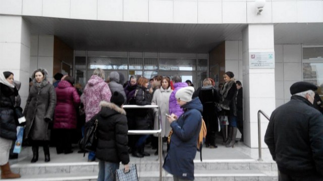 Полиция заблокировали двери с помощью пианино,чтобы не пустить жителей на публичные слушания #Троицк 